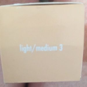 Stila - Hide and Chic foundation in light/medium3